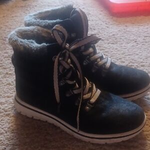 Cliffs by WHITE MOUNTAIN Black Winter Boots with Gray Accents
